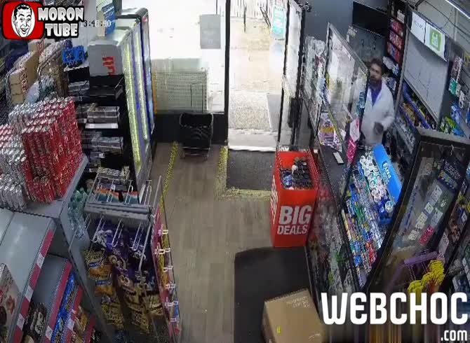 Video :A hammer-wielding man stormed the business (Warning - frightening)